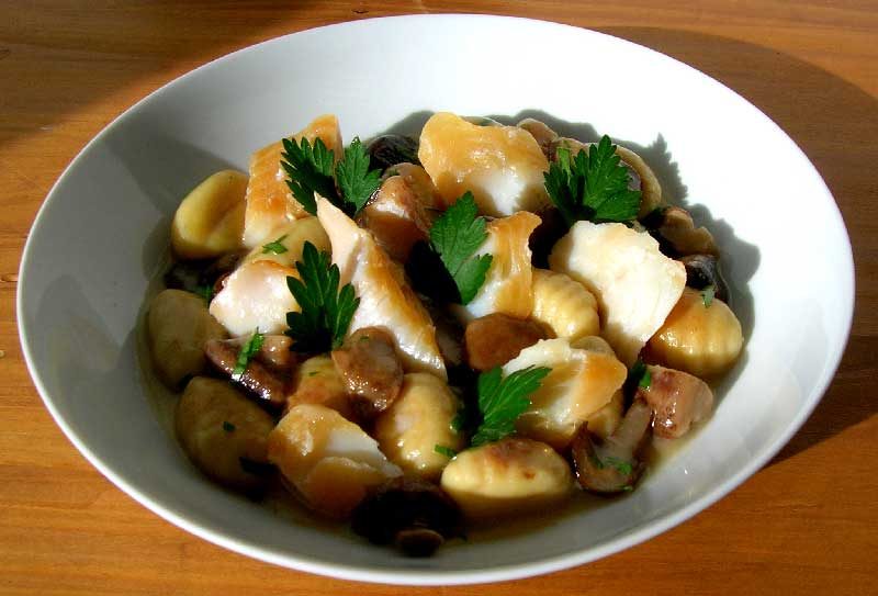 FRICASSÉE DE CHAMPIGNONS ET POMME DE TERRE RATTE, EFFEUILLADE DE FILET DE HADDOCK